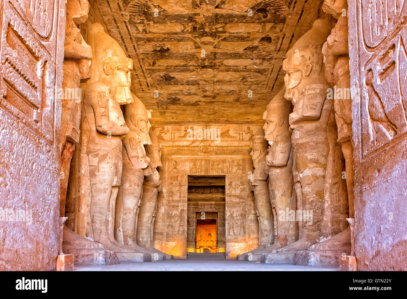 Der Eingang zum großen Tempel von Ramses II in Abu Simbel, Ägypten Stockfoto