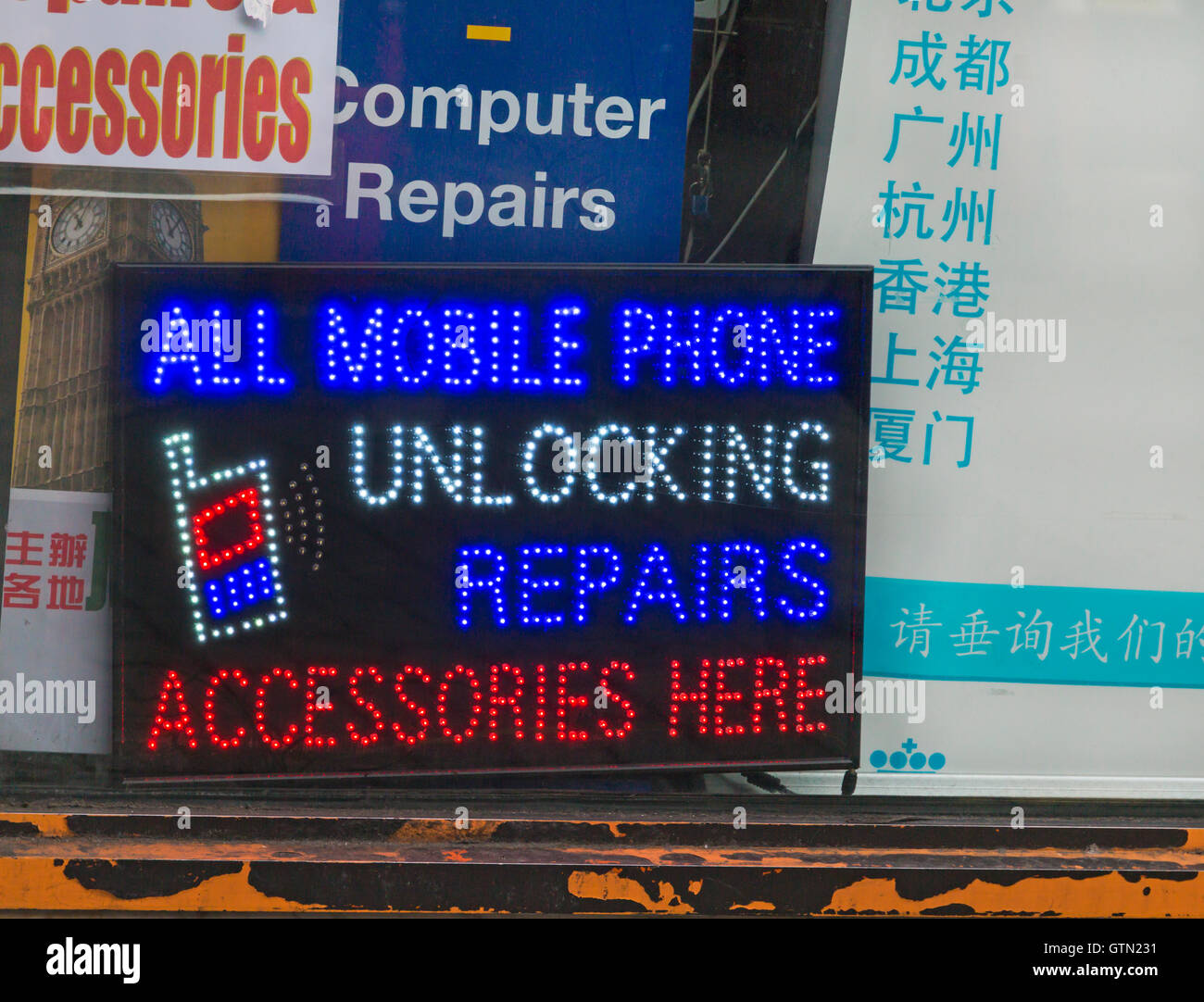 Alle Handy-entsperren Reparaturen Zubehör hier anmelden im Shop in Chinatown, Soho, London September Stockfoto