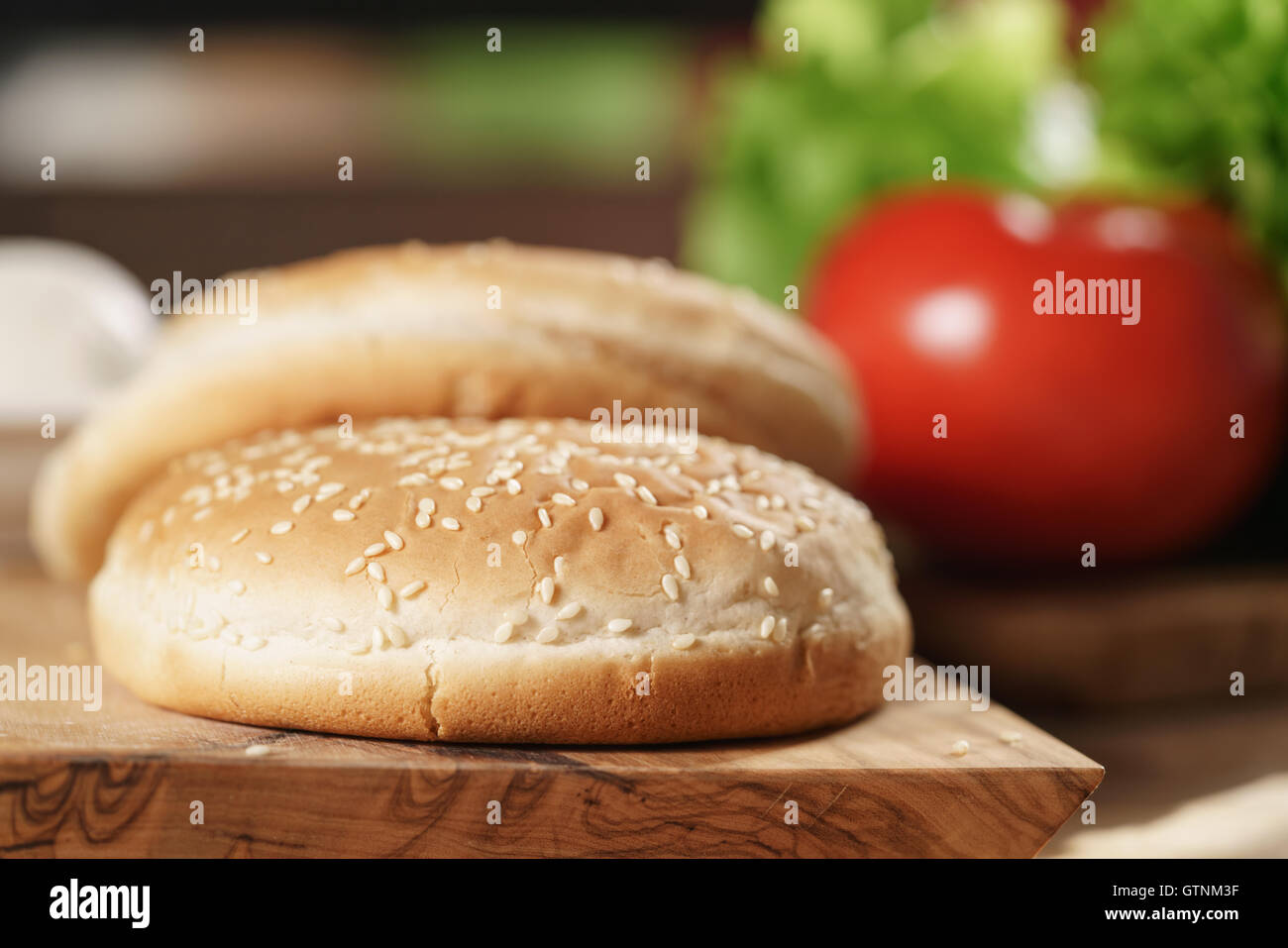 Burger-Brötchen vor anderen Zutaten für burger Stockfoto