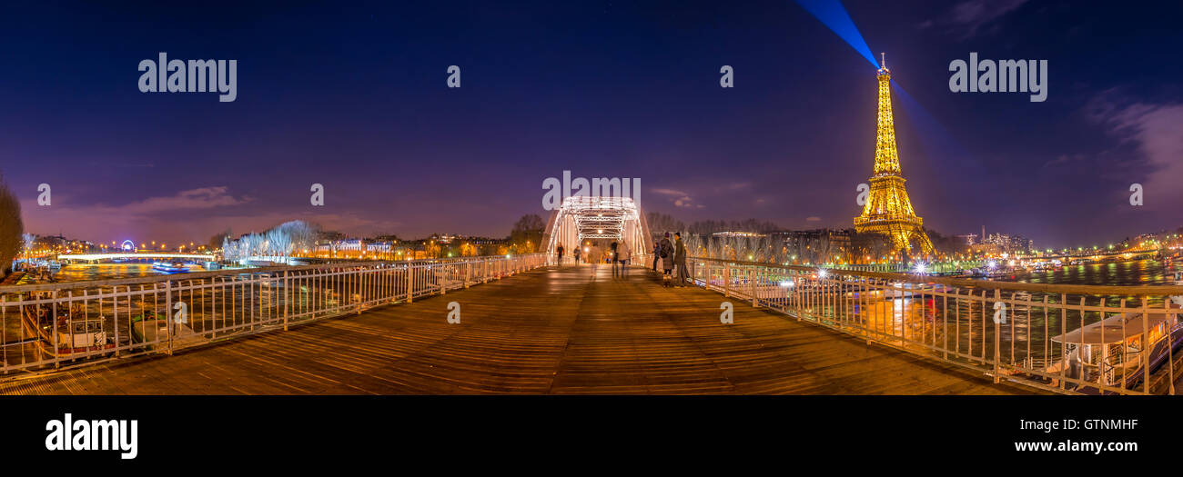 14. Februar 2016: Die Passerelle Debilly, den Eiffelturm in der Nacht und Menschen, die auf der Brücke geht. Stockfoto