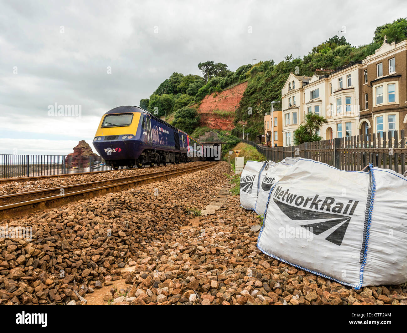 Landschaft, die Darstellung der malerischen erstes Great Western Riviera-Bahnstrecke in Dawlish, mit dem Zug nähert. Stockfoto