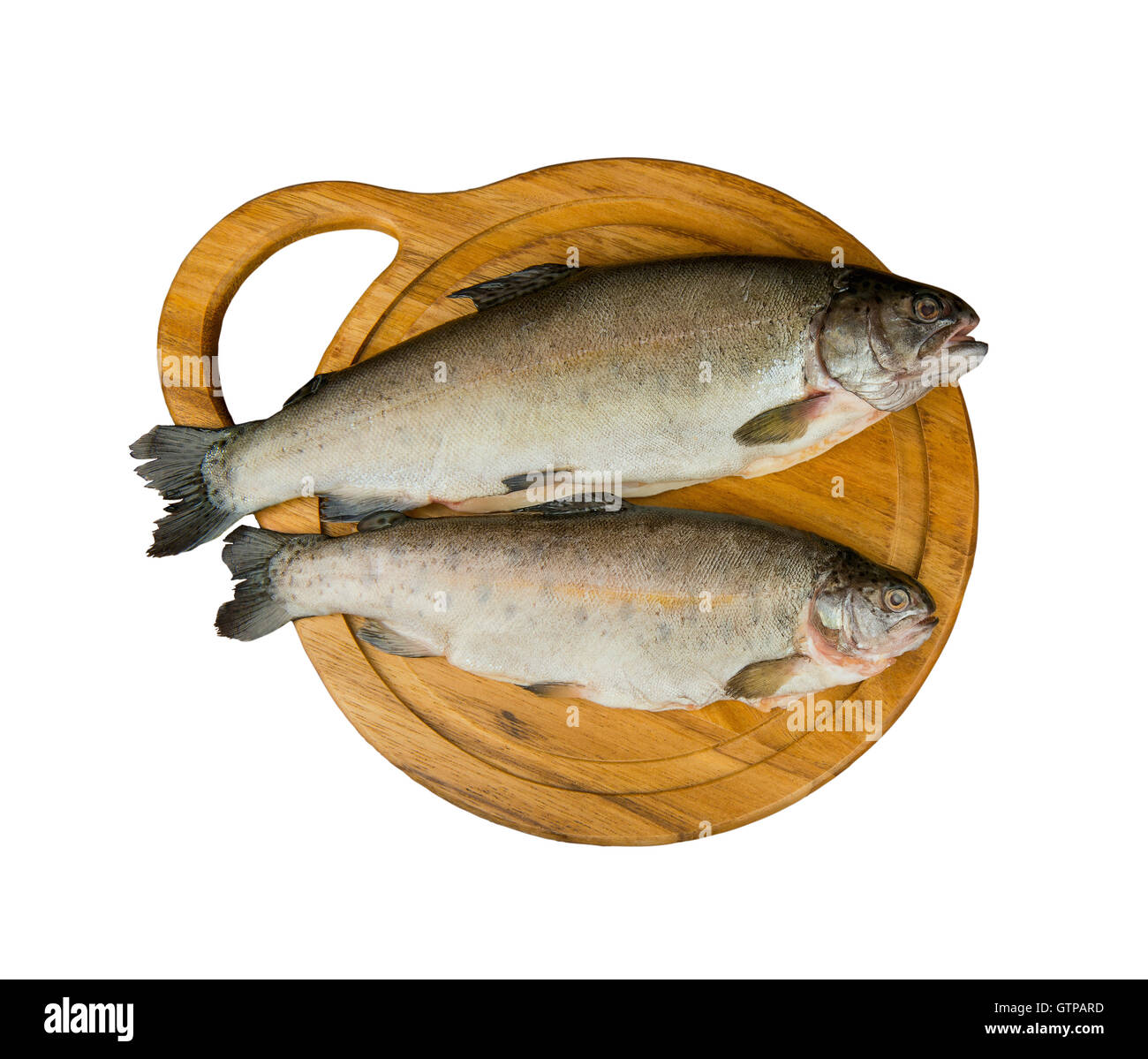 Frischen rohen Fisch Forelle ist zwei Figuren auf dem Brett zum Schneiden von Lebensmitteln Draufsicht - isoliert auf weiss Stockfoto