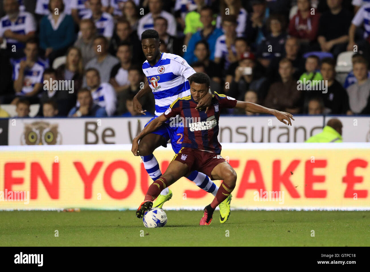 Ipswich Town Grant Ward (rechts) und Reading Tyler Blackett Kampf um den Ball während der Himmel Bet Meisterschaft match im Madejski Stadium, lesen. PRESSEVERBAND Foto. Bild Datum: Freitag, 9. September 2016. Bildnachweis sollte lauten: John Walton/PA Wire. Einschränkungen: EDITORIAL verwenden nur keine unbefugten Audio, Video, Daten, Spielpläne, Verbandsliga/Logos oder "live"-Dienste. Im Spiel Onlinenutzung beschränkt auf 75 Bilder, keine video Emulation. Keine Verwendung in Wetten, Spiele oder Vereinsspieler/Liga/Einzelpublikationen. Stockfoto