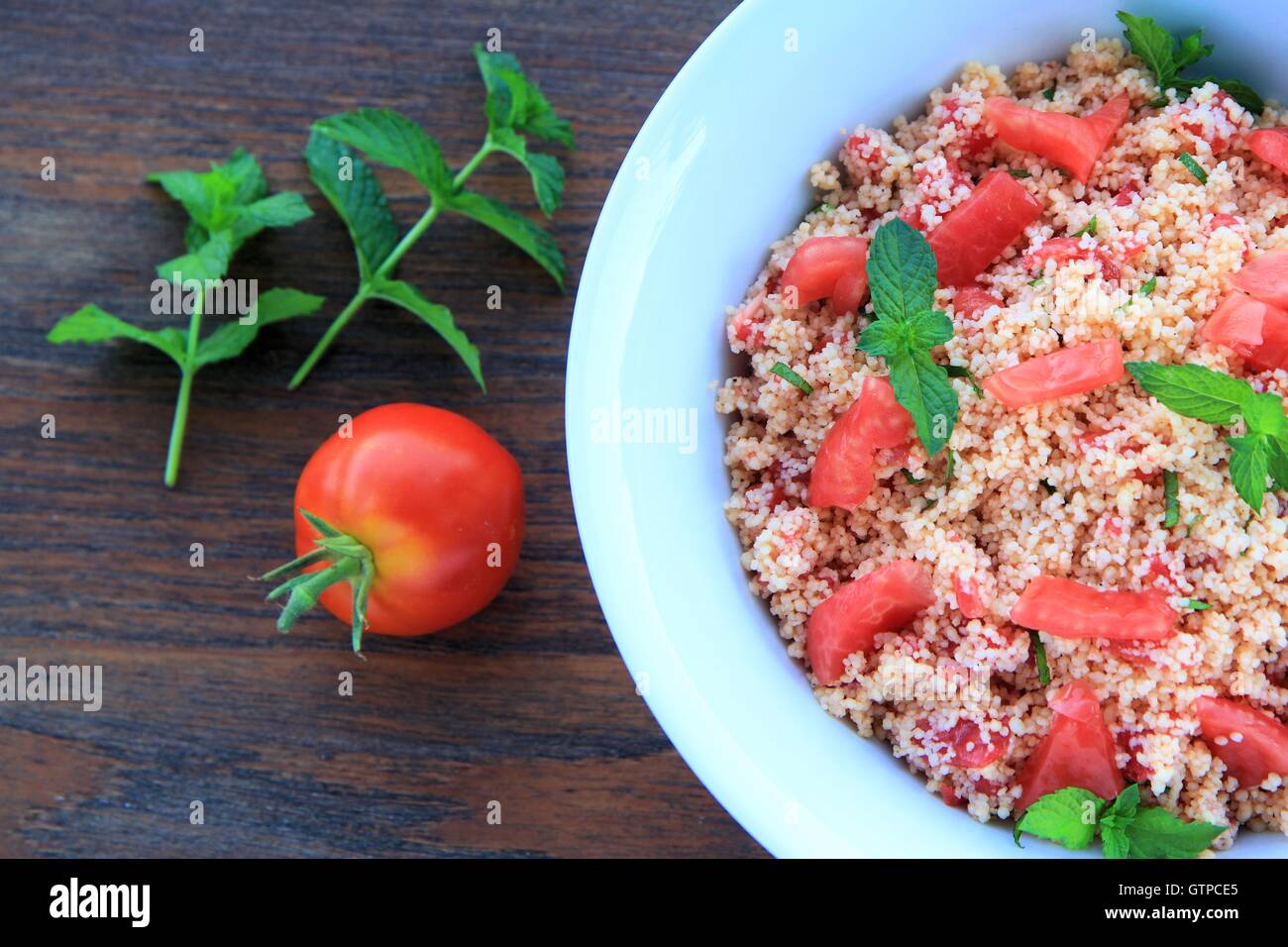 Taboulé-Salat mit frischen Tomaten Stockfoto