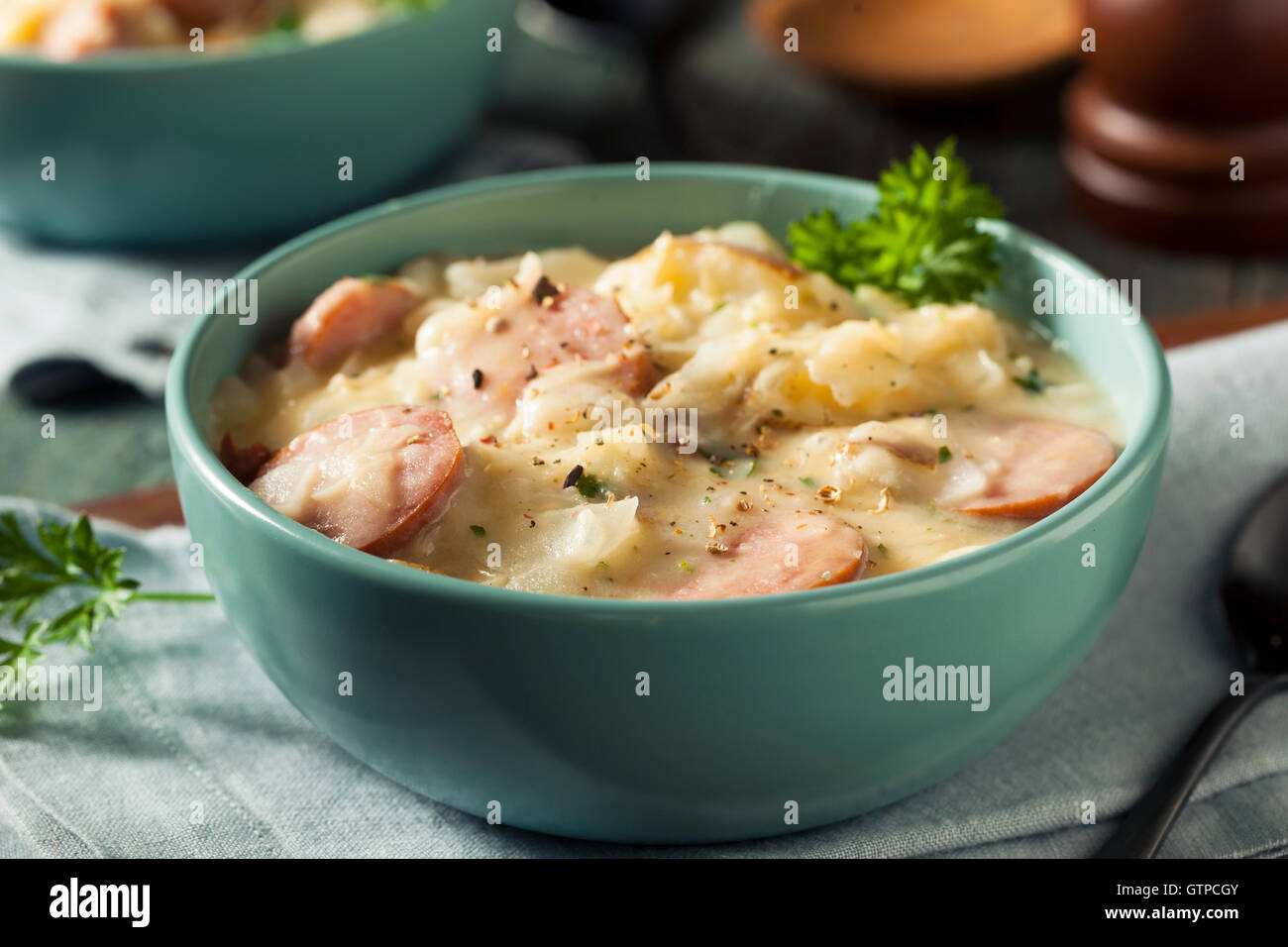 Hausgemachtes Sauerkraut und Wurst Suppe mit Kartoffeln und Petersilie Stockfoto