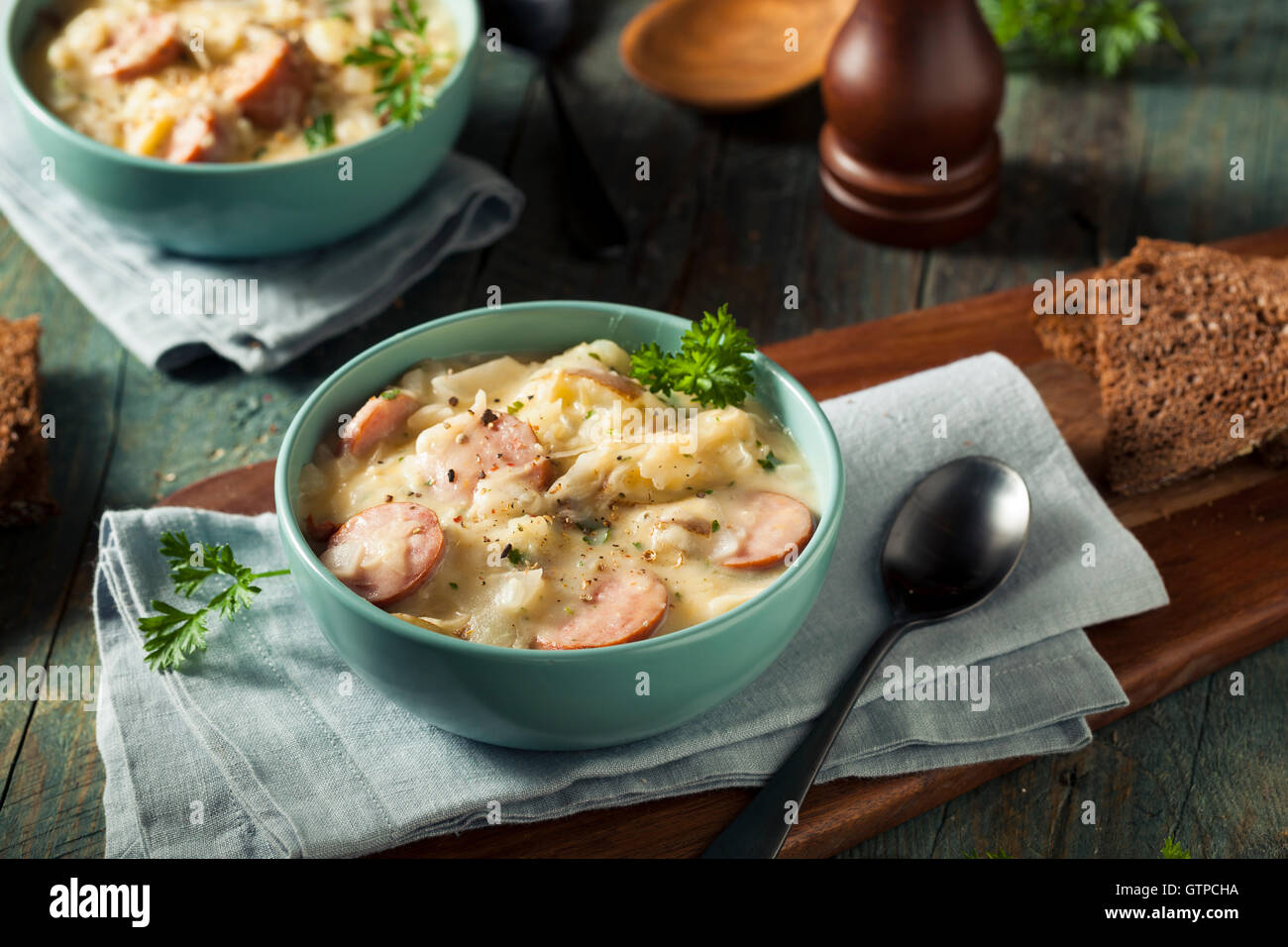 Hausgemachtes Sauerkraut und Wurst Suppe mit Kartoffeln und Petersilie Stockfoto