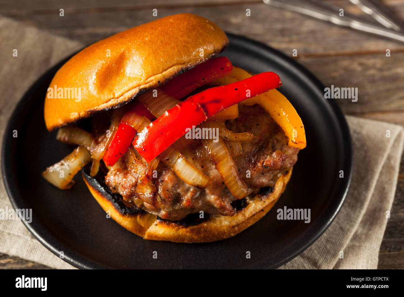 Hausgemachte Wurst-Burger mit Zwiebeln und Paprika Stockfoto