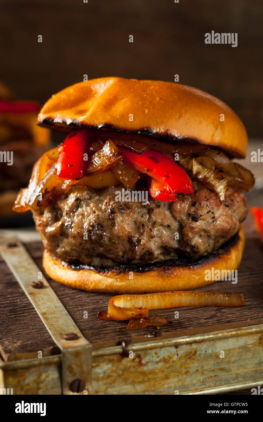 Hausgemachte Wurst-Burger mit Zwiebeln und Paprika Stockfoto