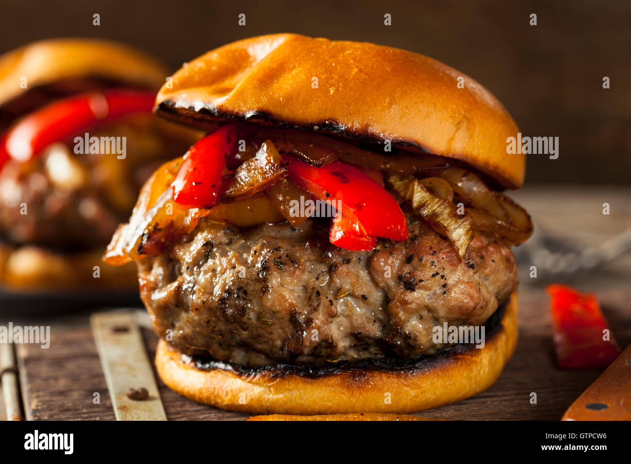 Hausgemachte Wurst-Burger mit Zwiebeln und Paprika Stockfoto