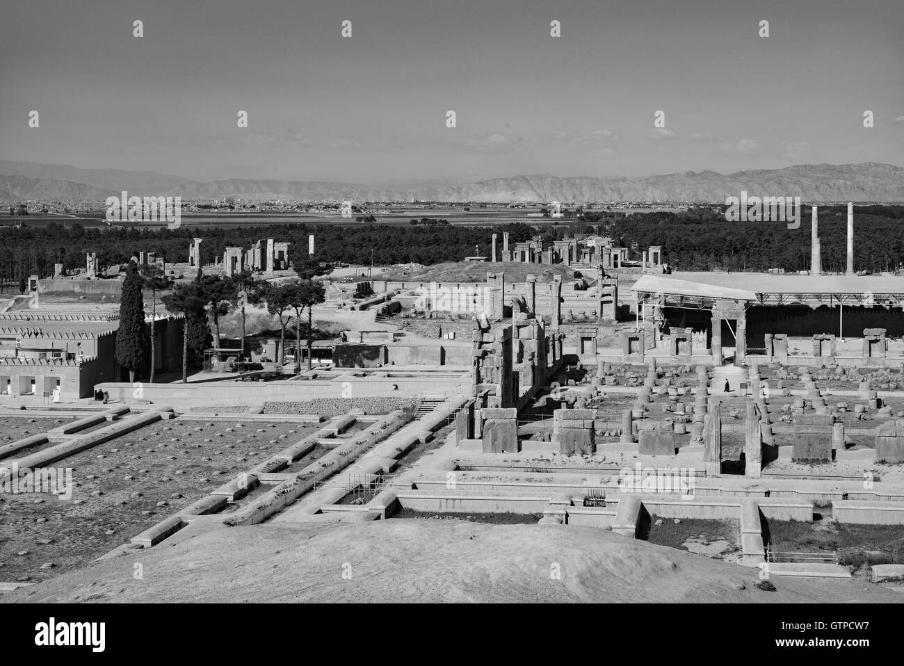 Wörtlich: "die persische Stadt', auch bekannt als der Thron von Jamshid, Persepolis war die feierliche Hauptstadt von Achaemenid-Reich (ca. 550 – 330 v. Chr.).  Persepolis liegt 60 km nordöstlich von der Stadt von Shiraz in Fars Provinz, Iran. Die frühesten Reste von Persepolis Datum bis 515 v. Chr. zurück. Es veranschaulicht die achämenidischen Stil der Architektur. Die UNESCO erklärte die Ruinen von Persepolis ein Weltkulturerbe im Jahr 1979. Stockfoto