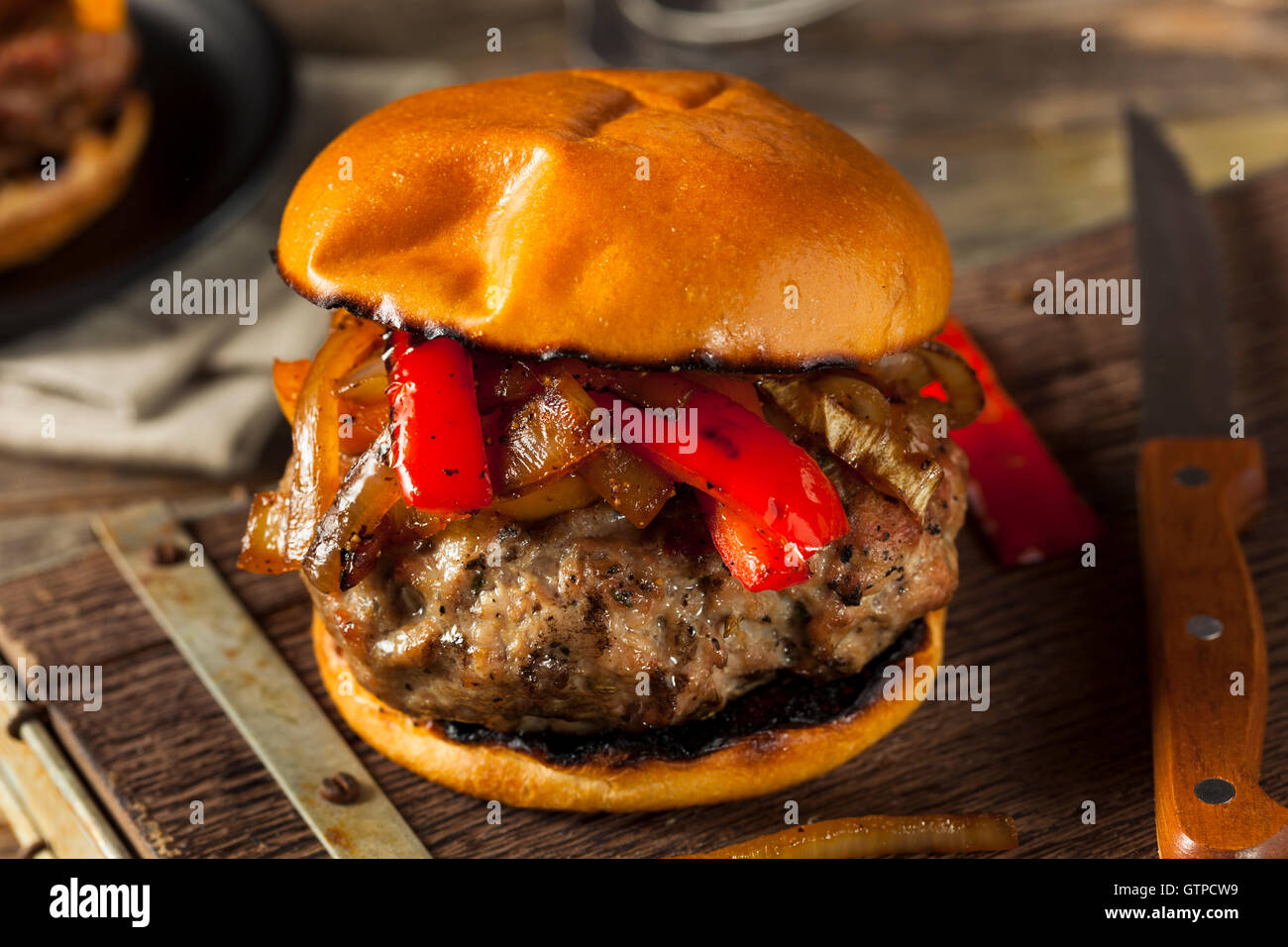 Hausgemachte Wurst-Burger mit Zwiebeln und Paprika Stockfoto