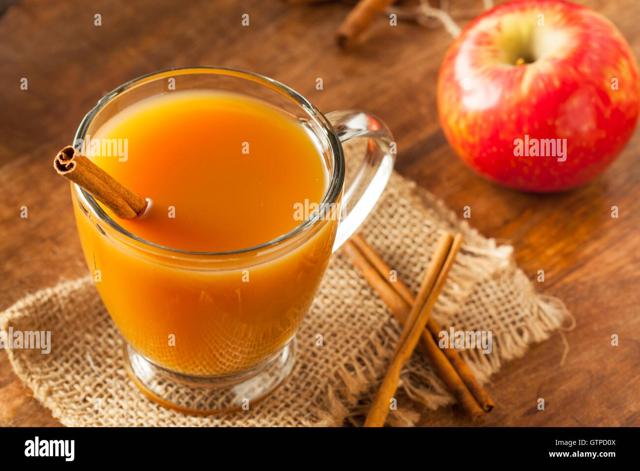 Warmen Hot Apple Cider Ready to Drink im Herbst Stockfoto