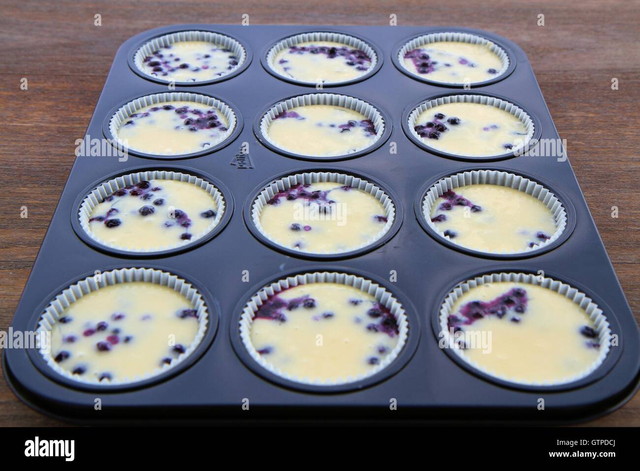Ungekocht Blueburry Muffins in Dose Stockfoto
