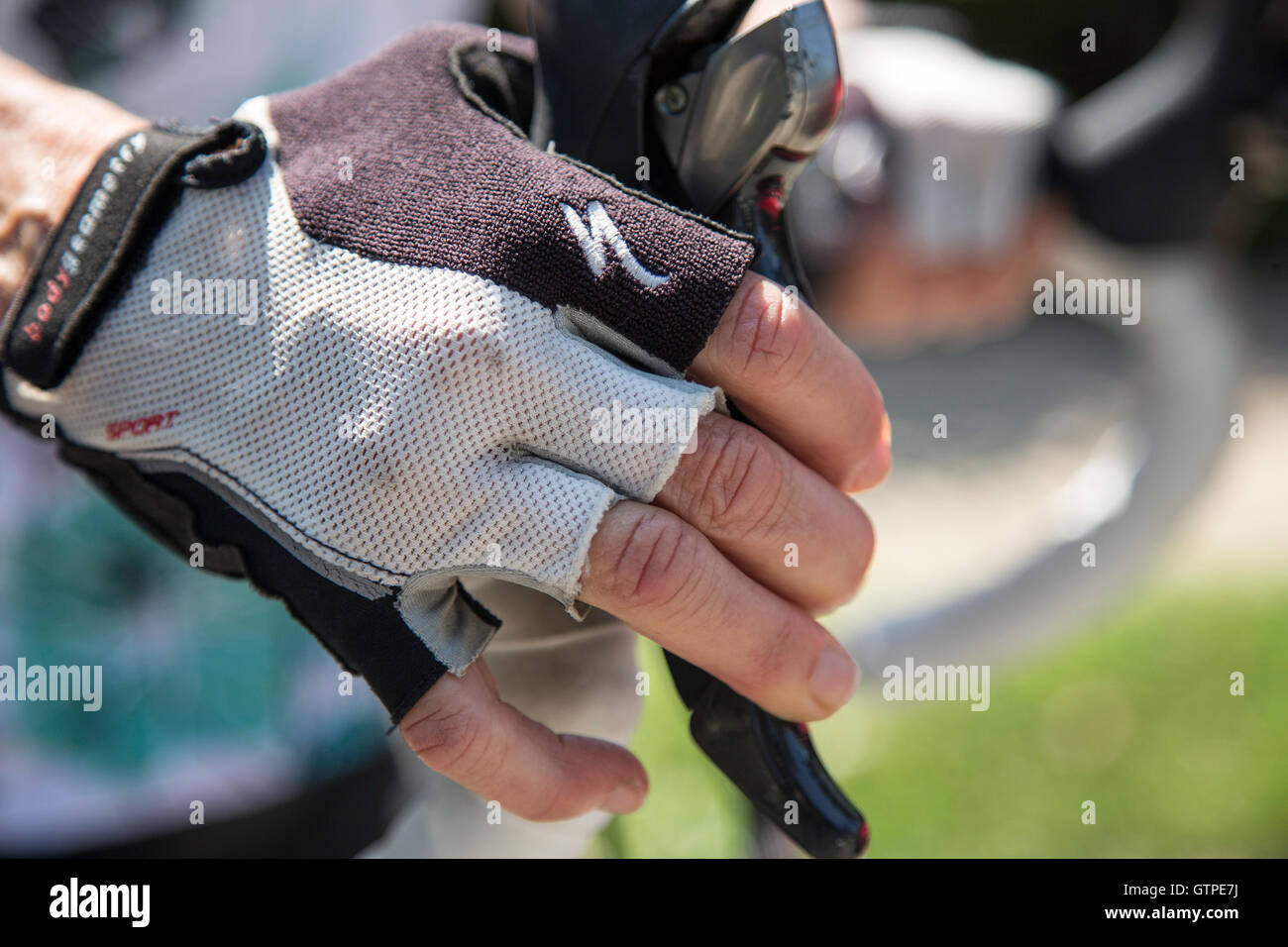 Hand eines Radfahrers auf die Bremse eines Fahrrades Stockfoto
