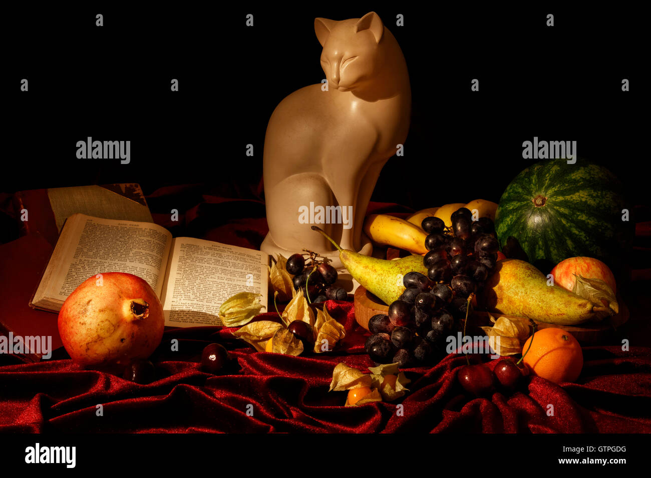 Klassische Thema Stillleben mit Obst-, Buch- und Statue einer Katze. Malerische stil Studium der Lebensmittel- und Antiquitäten. Stockfoto