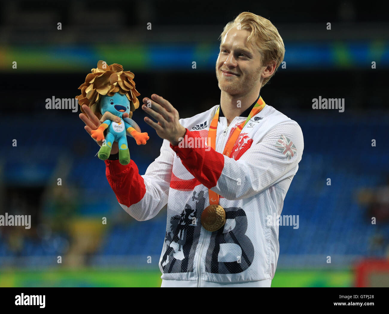 Großbritanniens Jonnie Peacock mit seine Goldmedaille gewann die Männer 100m - T44 final am zweiten Tag der Rio Paralympischen Spiele 2016 in Rio De Janeiro, Brasilien. Stockfoto