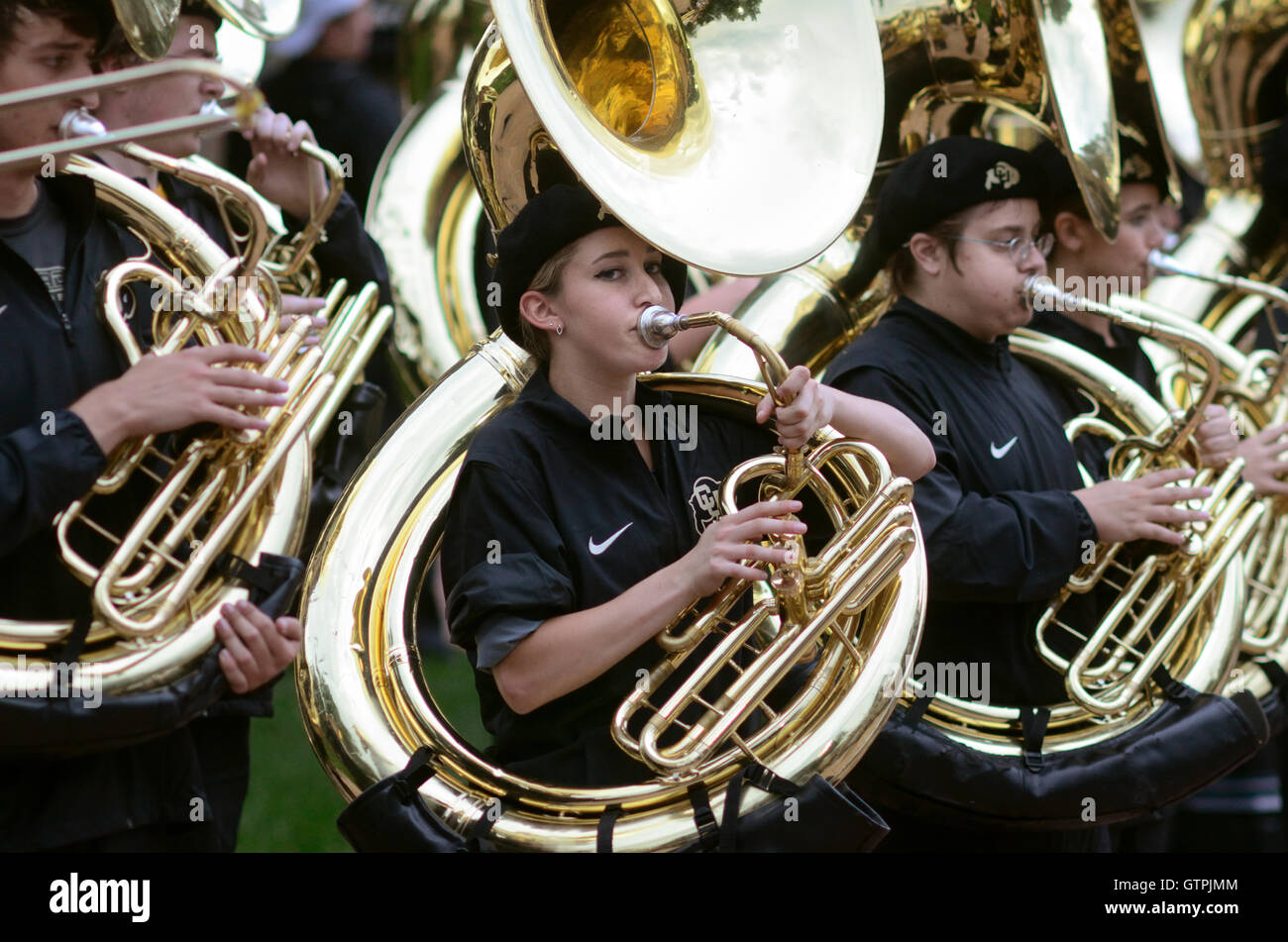 Tuba-Spieler in der University of Colorado Marching Band Stockfoto