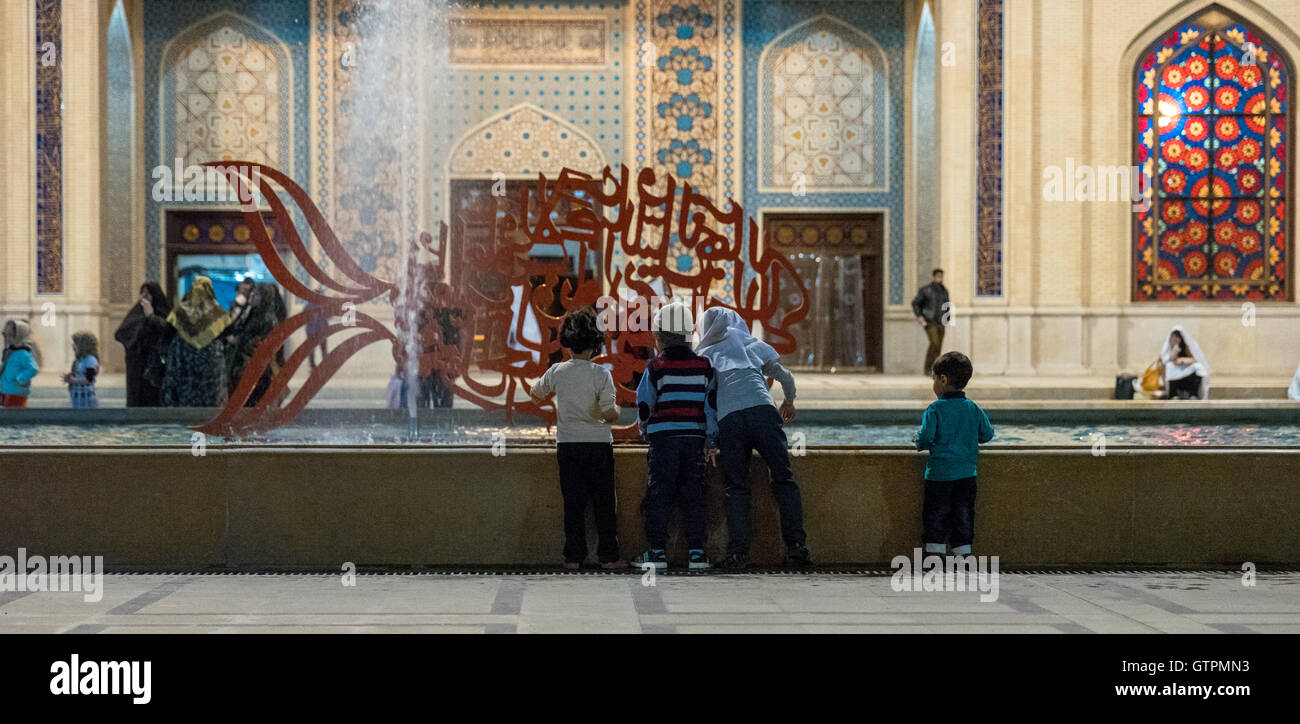 Shāh Chérāgh ist ein Grabmal und die Moschee in Schiraz, Iran, beherbergt das Grab der Brüder Ahmad und Muhammad Mūsā al-Kādhim Söhne und Brüder von ' Alī Ar-Ridhā. Die beiden flüchteten in die Stadt während der Abbasiden-Verfolgung von Shia Moslems. Stockfoto