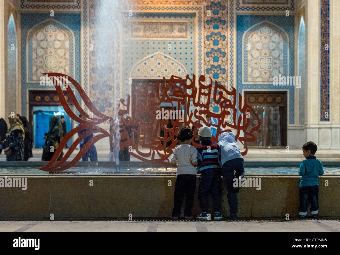 Shāh Chérāgh ist ein Grabmal und die Moschee in Schiraz, Iran, beherbergt das Grab der Brüder Ahmad und Muhammad Mūsā al-Kādhim Söhne und Brüder von ' Alī Ar-Ridhā. Die beiden flüchteten in die Stadt während der Abbasiden-Verfolgung von Shia Moslems. Stockfoto