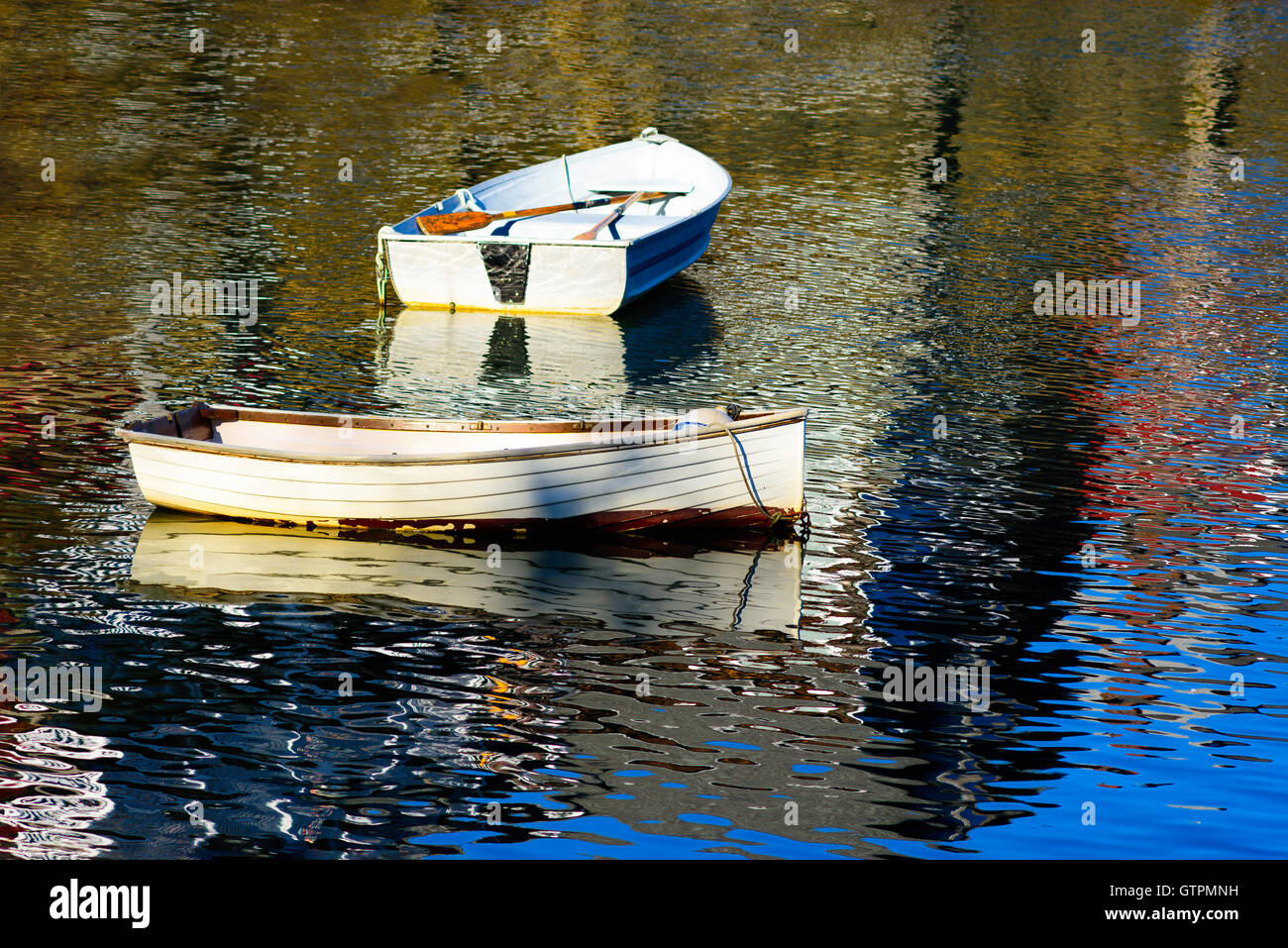 Zwei Skiffs befindet sich im Hafen von Rockport Massachusetts Stockfoto