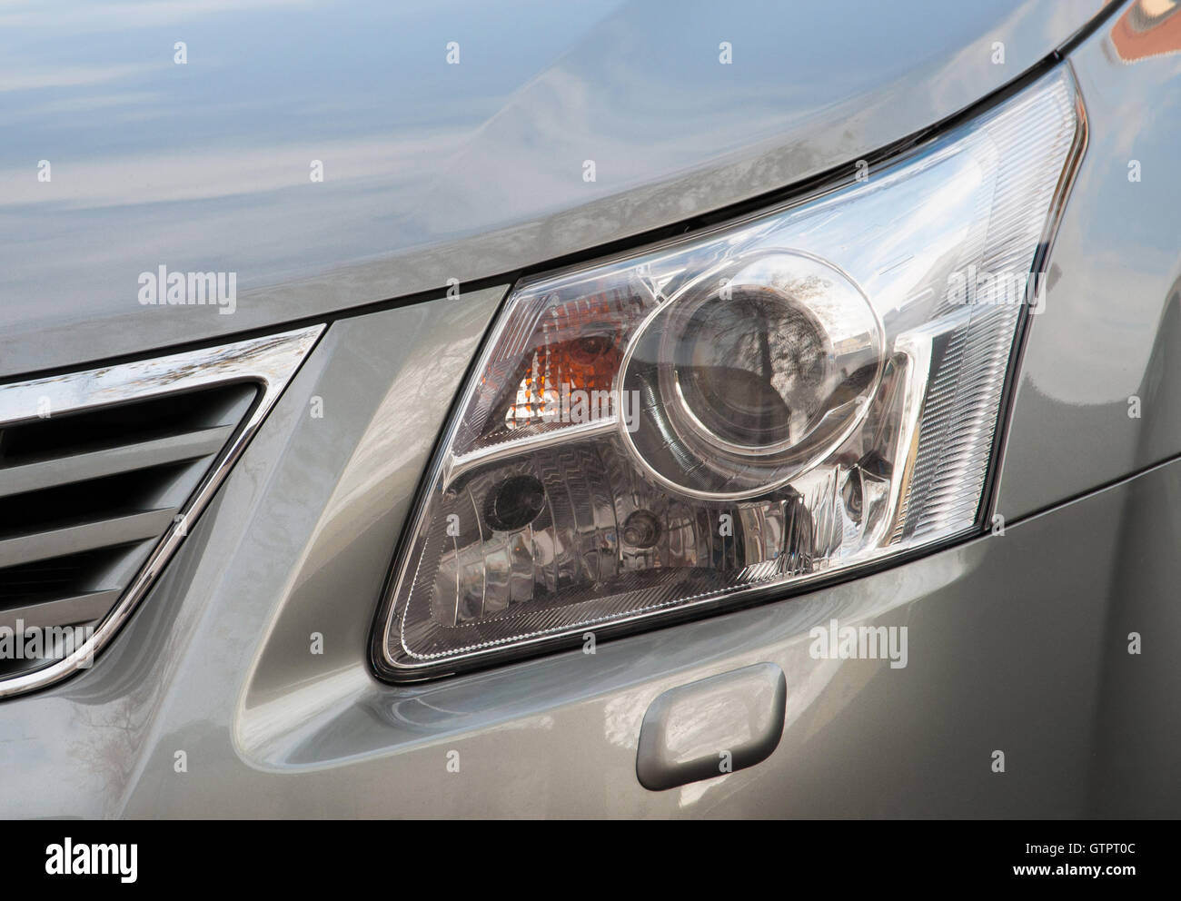 Die vordere Leuchte eines modernen PKW Stockfoto