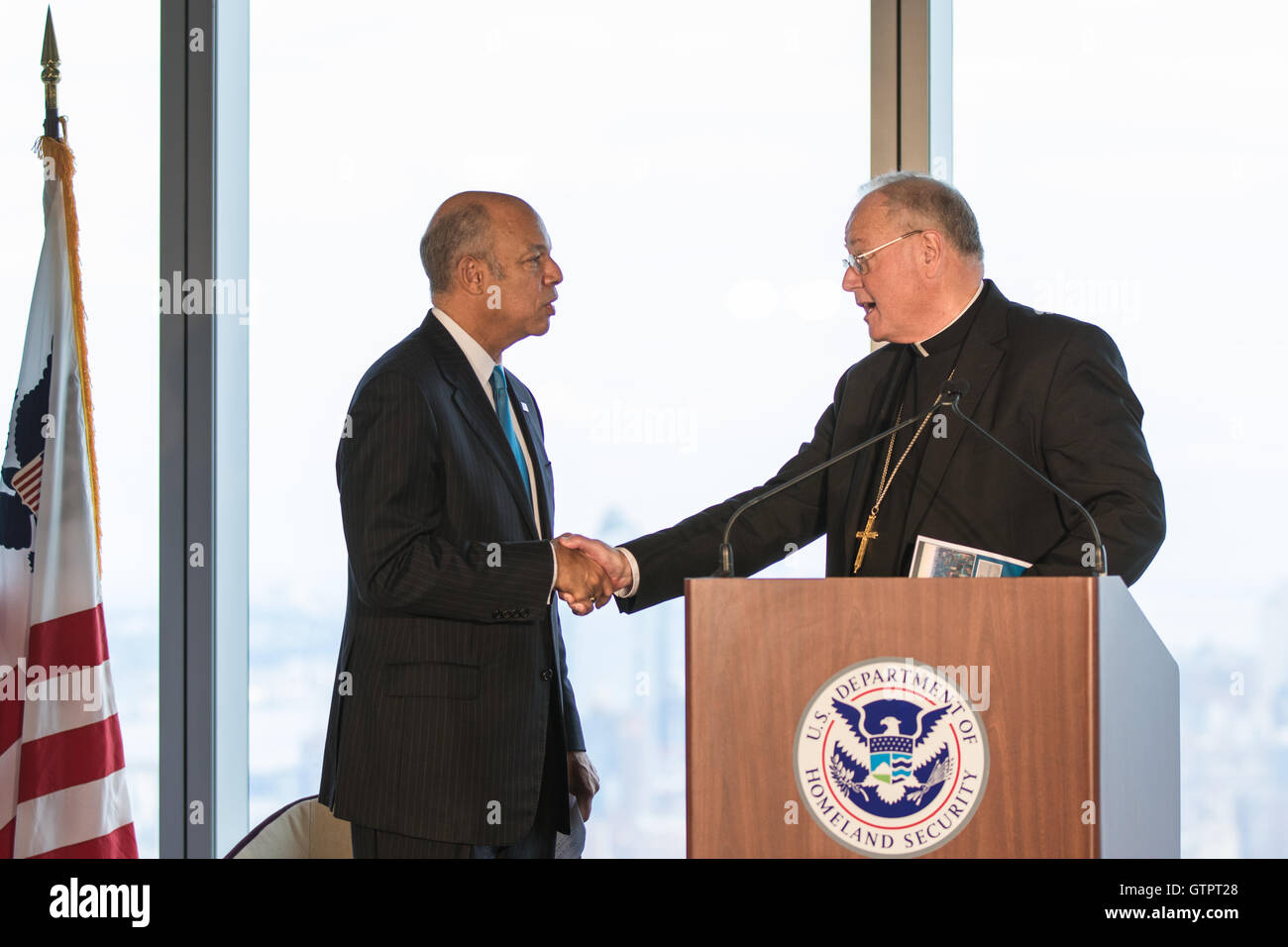 Brooklyn, USA. 09. Sep, 2016. Die Sekretärin von Homeland Security Jeh Charles Johnson shake Hands mit Kardinal Dolan, während das Gedenken an die Bundesregierung die Rückkehr in das World Trade Center im 63. Stock des Freedom Tower. Bildnachweis: Corazon Aguirre/Pacific Press/Alamy Live-Nachrichten Stockfoto