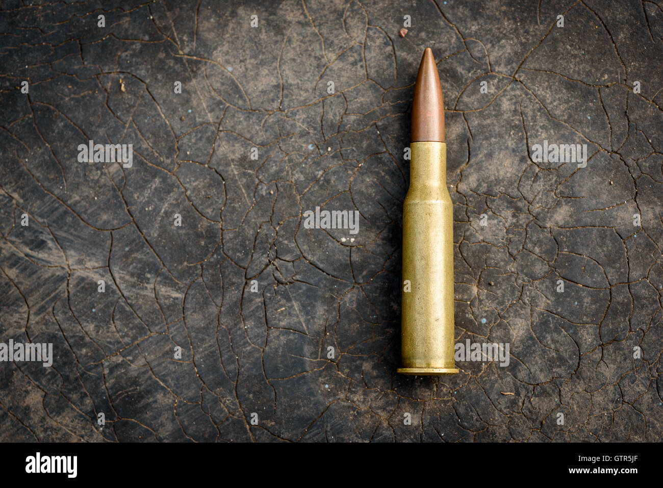 Einzelne 7 62 Mm Kugel Mit Patronenhulse Aus Messing Ungebrannte Munition Fur Moderne Sturmgewehre Wie Das Ak 47 Kalaschnikow Auf Einem Schwarzen Stockfotografie Alamy