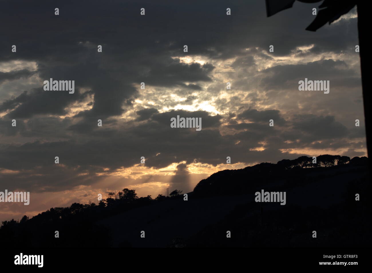 stürmischer Sonnenuntergang in Ceredigion, wales Stockfoto