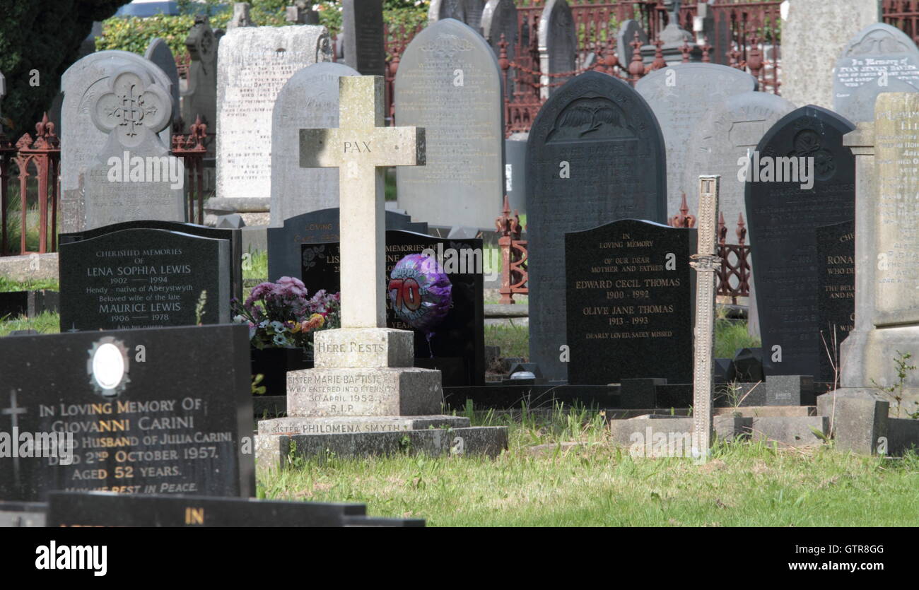 Goldkreuz im Friedhof auf eine klare und perfekte Tag im September Stockfoto