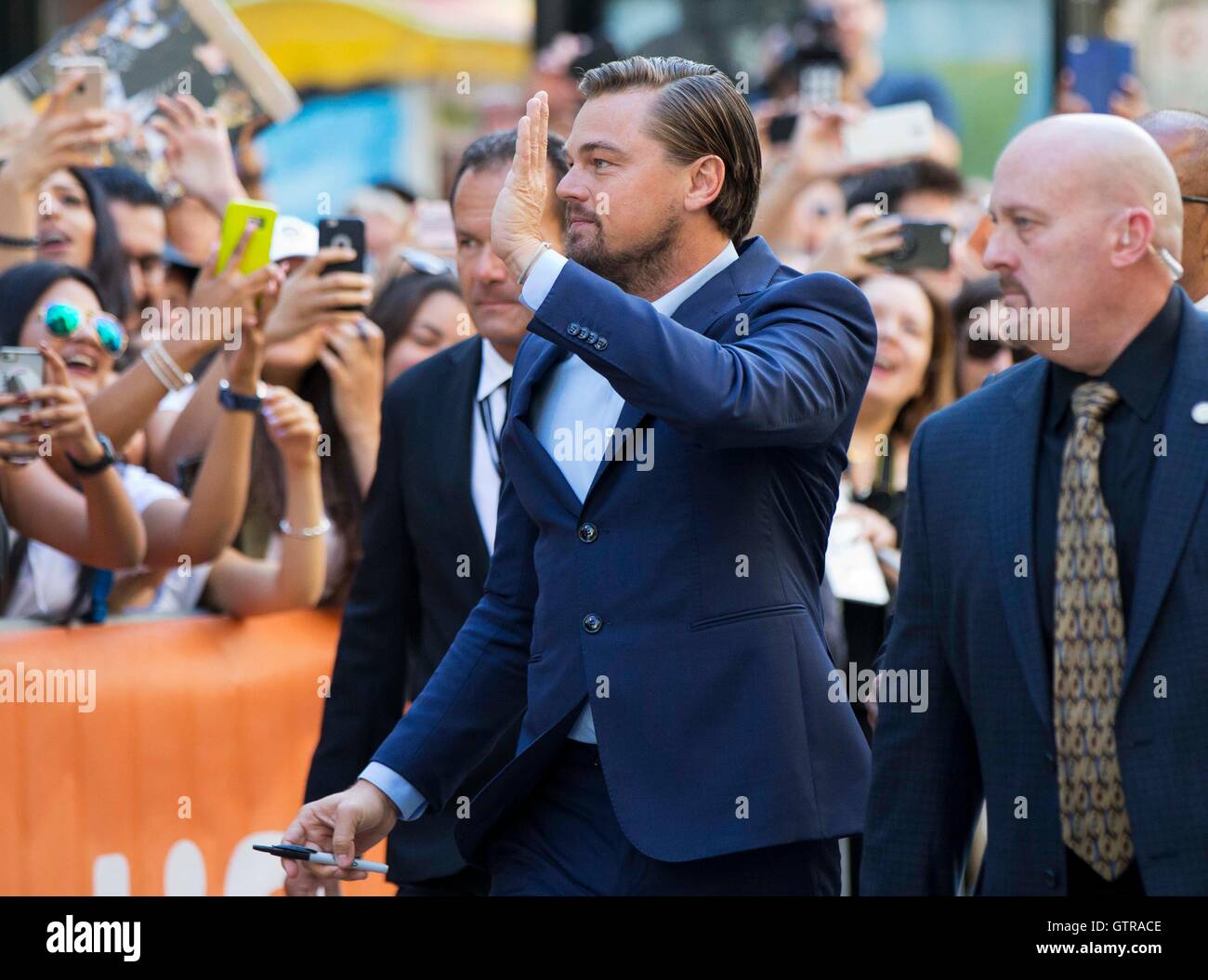 Toronto, Kanada. 9. September 2016. Schauspieler Leonardo DiCaprio Wellen-Fans vor der Weltpremiere des Dokumentarfilms "Before the Flood" während der 41. Toronto International Film Festival in Toronto, Kanada, 9. September 2016. Bildnachweis: Zou Zheng/Xinhua/Alamy Live-Nachrichten Stockfoto