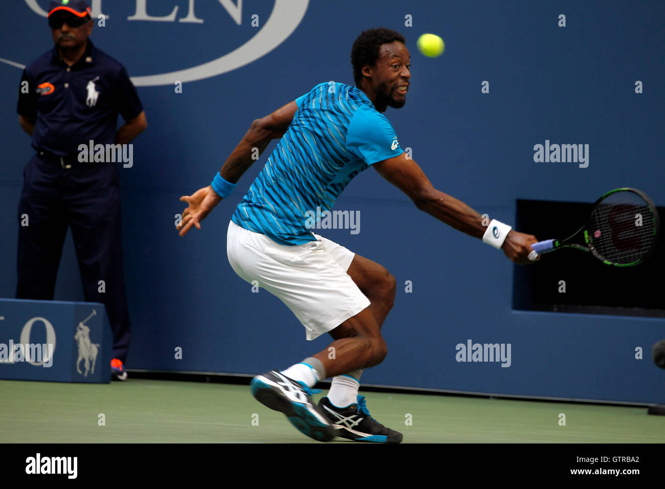 New York, Vereinigte Staaten von Amerika. 09. Sep, 2016. Gael Monfils Frankreichs während seiner Halbfinale match gegen Novak Djokovic bei den Vereinigten Staaten Open Tennis Championships in Flushing Meadows, New York am Freitag, den 9. September. Djokovic gewann das Spiel in fünf Sätzen, um ins Finale zu gelangen. Bildnachweis: Adam Stoltman/Alamy Live-Nachrichten Stockfoto