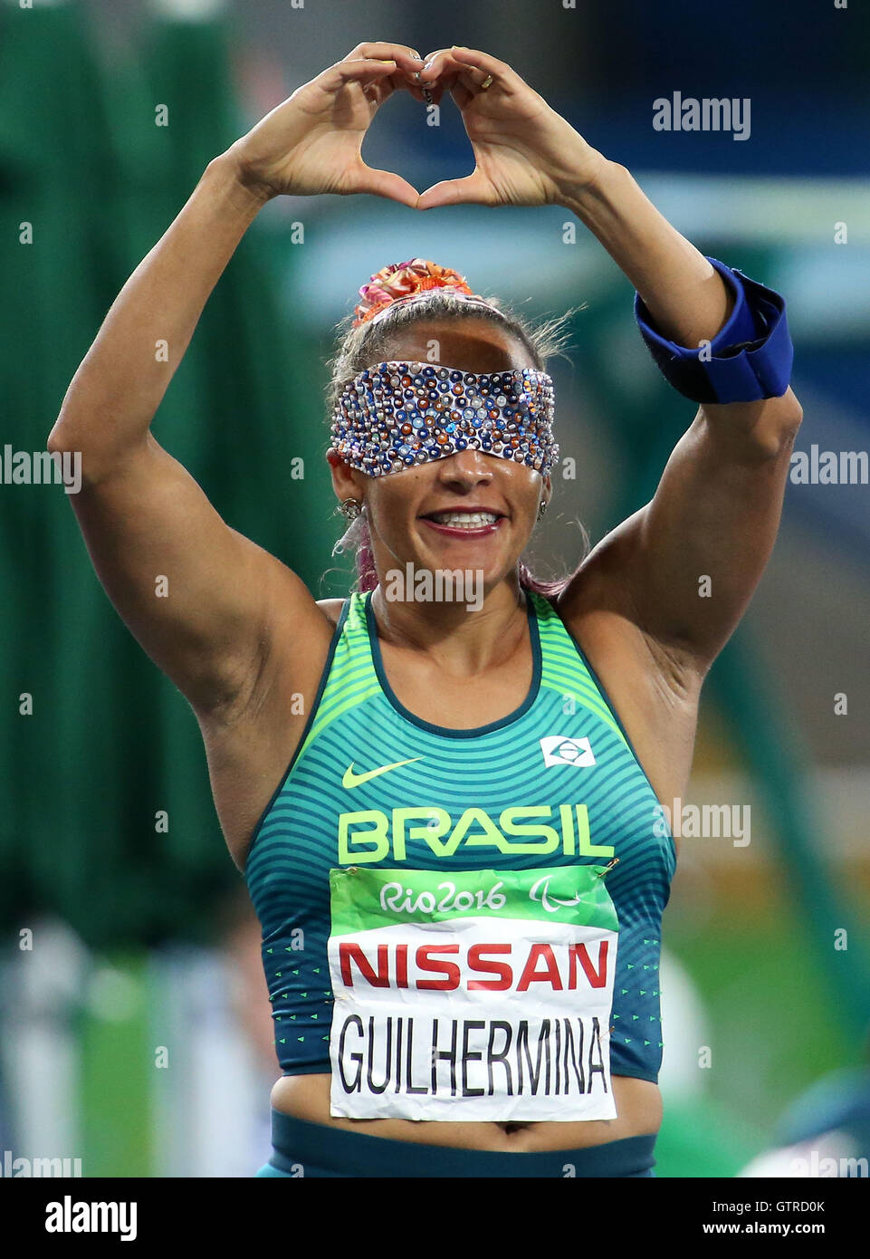 Rio De Janeiro, Brasilien. 9. September 2016. Terezinha Guilhermina Brasiliens begrüßt die Zuschauer vor der Frauen-100m T11-Finale der Leichtathletik-Veranstaltung bei den Paralympics Rio 2016 in Rio De Janeiro, Brasilien, 9. September 2016. Bildnachweis: Li Ming/Xinhua/Alamy Live-Nachrichten Stockfoto