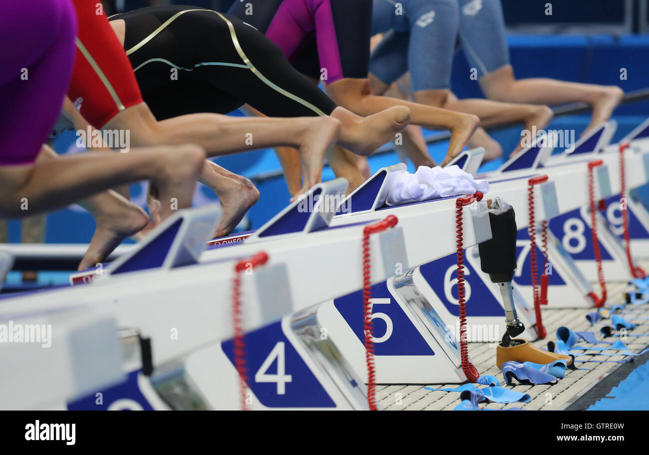 Eine Prothese lehnt an einem Startblock während der Ahletes zum Schwimmen - Frauen beginnen 50m Freistil - Final S10 während der Rio 2016 Paralympischen Spiele, Rio De Janeiro, Brasilien, 9. September 2016. Foto: Kay Nietfeld/dpa Stockfoto