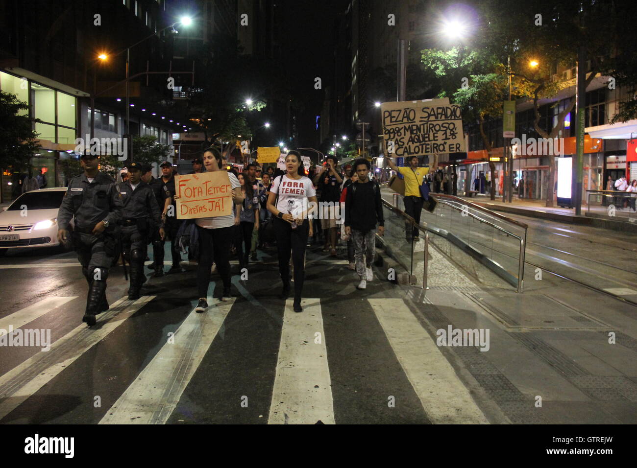 Rio De Janeiro, Brasilien, 9. September 2016: nach der Anklage des ehemaligen Präsidenten Brasiliens, Dilma Rousseff, der sein Amt antrat, war Präsident Michel Temer und seinem ersten Tag im Amt war geprägt von heftigen Protesten in brasilianischen Großstädten. Jedoch schwindet in Rio De Janeiro, die Bewegung von Menschen, die Out-of-Michel Temer gefordert. Am Abend des Freitag protestierte eine Gruppe von nur 50 Personen in der Innenstadt von Rio, ein Ereignis im Internet, das mehr als 3.000 Menschen bestätigt hatte. Stockfoto