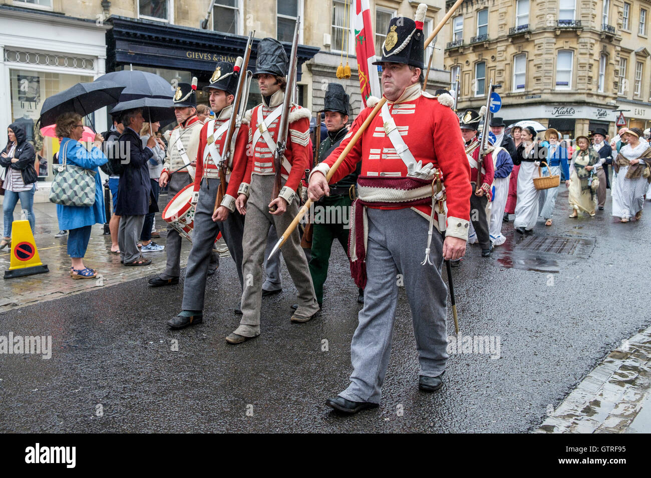 Bath, Großbritannien. 10. September 2016. Jane Austen Fans sind abgebildet, Teilnahme an der Welt berühmte Grand Regency kostümiert Promenade. Die Promenade ist Teil der Jane Austen Festival eine Prozession durch die Straßen von Bad und die Teilnehmer kommen aus der ganzen Welt Kleid in Kostümen aus dem 18. Jahrhundert. Bildnachweis: Lynchpics/Alamy Live-Nachrichten Stockfoto