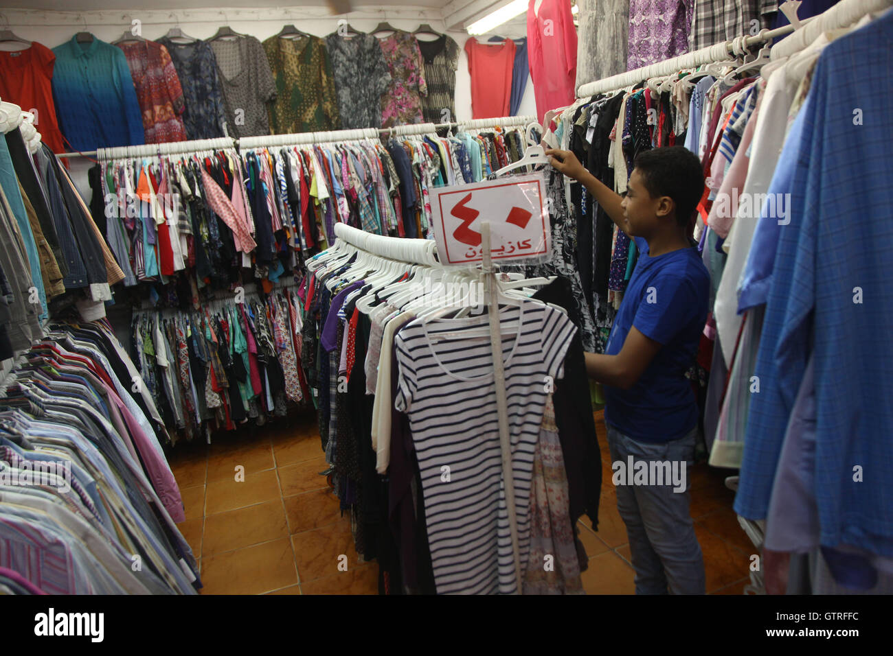 Kairo, Ägypten. 5. Sep, 2016. Ein Anbieter wartet auf Kunden an einen lokalen Markt in Kairo, Ägypten, am 5. September 2016. Wekalet al-Balah, einen lokalen Markt in Ägyptens Hauptstadt Kairo, ist wohl das beliebteste Ziel für Millionen von Bürgertum und Arme Ägypter, die günstige secondhand-Kleidung zu suchen. Jedoch ist der Markt, der verwendet, um Menschen ganz um das Land wegen der günstigen Preise zu gewinnen, nicht mehr eine gute Wahl für eine Reihe von ihnen, da die jüngsten Preiserhöhungen der nordafrikanische arme Land überwältigt haben. Bildnachweis: Ahmed Gomaa/Xinhua/Alamy Live-Nachrichten Stockfoto