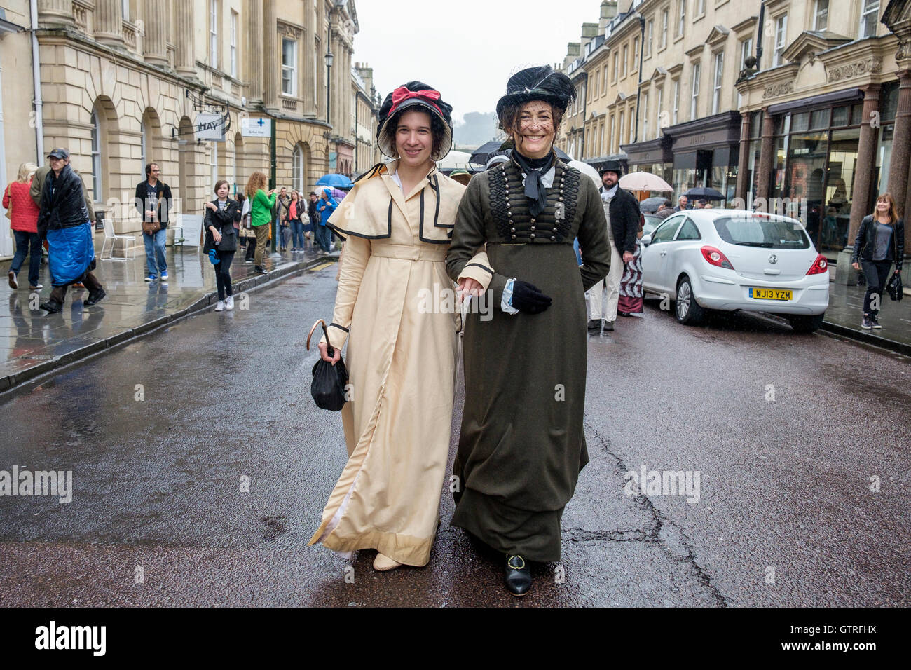 Bath, Großbritannien. 10. September 2016. Jane Austen Fans sind abgebildet, Teilnahme an der Welt berühmte Grand Regency kostümiert Promenade. Die Promenade ist Teil der Jane Austen Festival eine Prozession durch die Straßen von Bad und die Teilnehmer kommen aus der ganzen Welt Kleid in Kostümen aus dem 18. Jahrhundert. Bildnachweis: Lynchpics/Alamy Live-Nachrichten Stockfoto