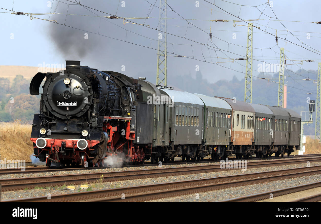 Magdeburg, Deutschland. 10. September 2016. Eine Klasse 44 Dampflok mit historischen Zeichen "Fahrschule" Zugfahrten als ein Sonderzug nach Sangerhausen auf einer Strecke in der Nähe von Magdeburg, Deutschland, 10. September 2016. Die private Transit Unternehmen Abellio den Zug für Sachsen-Anhalt Tag 2016 in Sangerhausen gechartert. Foto: Peter Gercke/Dpa - NO-Draht-SERVICE-/ Dpa/Alamy Live News Stockfoto