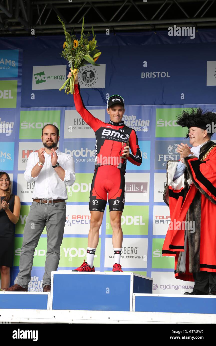 Bristol, UK.  10. September 2016. Tour durch Großbritannien Etappe 7 b, Rundkurs. Der Sieger des Rennens, Rohan Dennis von BMC, auf dem Podium Credit: Neville Stile/Alamy Live News Stockfoto