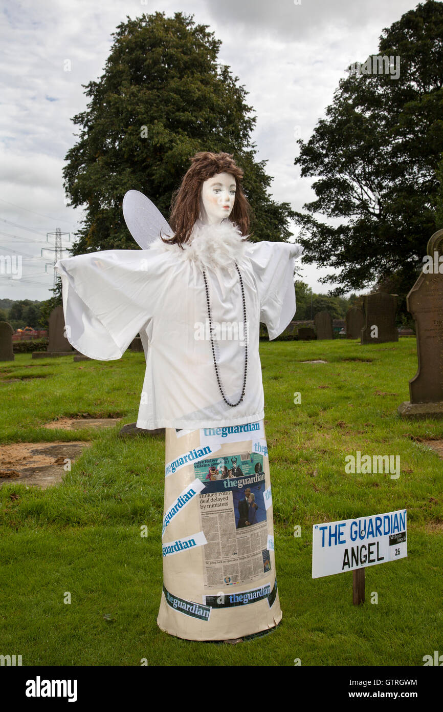 Altham, Lancashire, UK. 10. September 2016. Das "Altham Engel Festival.   Vierzig Leute aus dem Dorf haben Leben gemacht Engel Anzeige während der Festival-Wochenende, einschließlich der Heiligen Engel, Hells Angels Größe oder auch "Fallen Angels".  Besucher wurden mit einem "Angel Trail"-Karte zeigt den Standort aller Engel im Dorf zur Verfügung gestellt und die Karte einen stimmberechtigten Slip für "Die humorvollsten Angel" und "der kunstvollsten Engel" und "the most original Angel" enthalten. Die Veranstaltungen von der Dorfgemeinschaft, Gelder für kirchliche Reparaturen. © MediaWorldImages/AlamyLiveNews Stockfoto