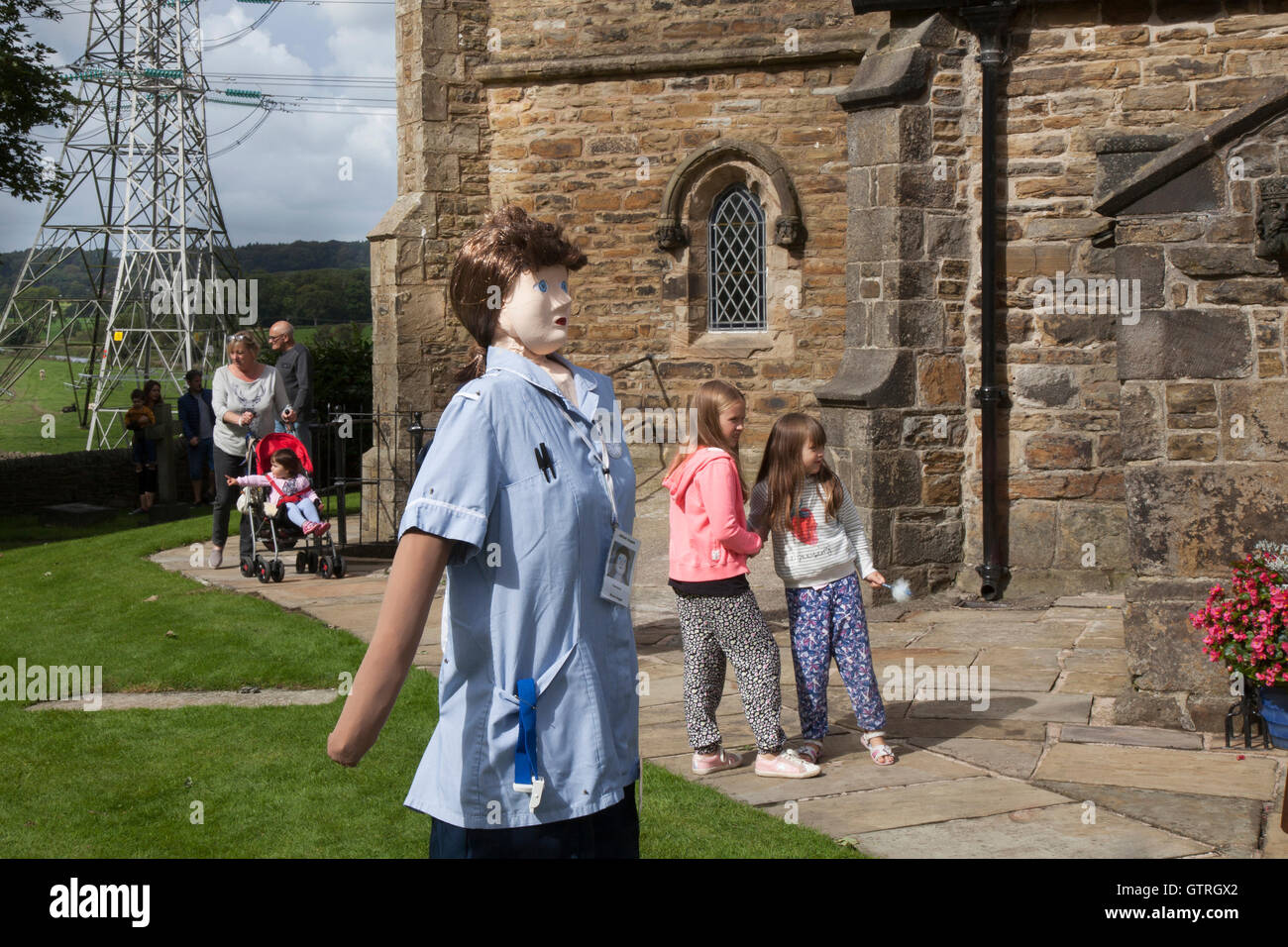 Altham, Lancashire, UK. 10. September 2016. Das "Altham Engel Festival.   Vierzig Leute aus dem Dorf haben Leben gemacht Engel Anzeige während der Festival-Wochenende, einschließlich der Heiligen Engel, Hells Angels Größe oder auch "Fallen Angels".  Besucher wurden mit einem "Angel Trail"-Karte zeigt den Standort aller Engel im Dorf zur Verfügung gestellt und die Karte einen stimmberechtigten Slip für "Die humorvollsten Angel" und "der kunstvollsten Engel" und "the most original Angel" enthalten. Die Veranstaltungen von der Dorfgemeinschaft, Gelder für kirchliche Reparaturen. © MediaWorld Bilder/AlamyLiveNews Stockfoto