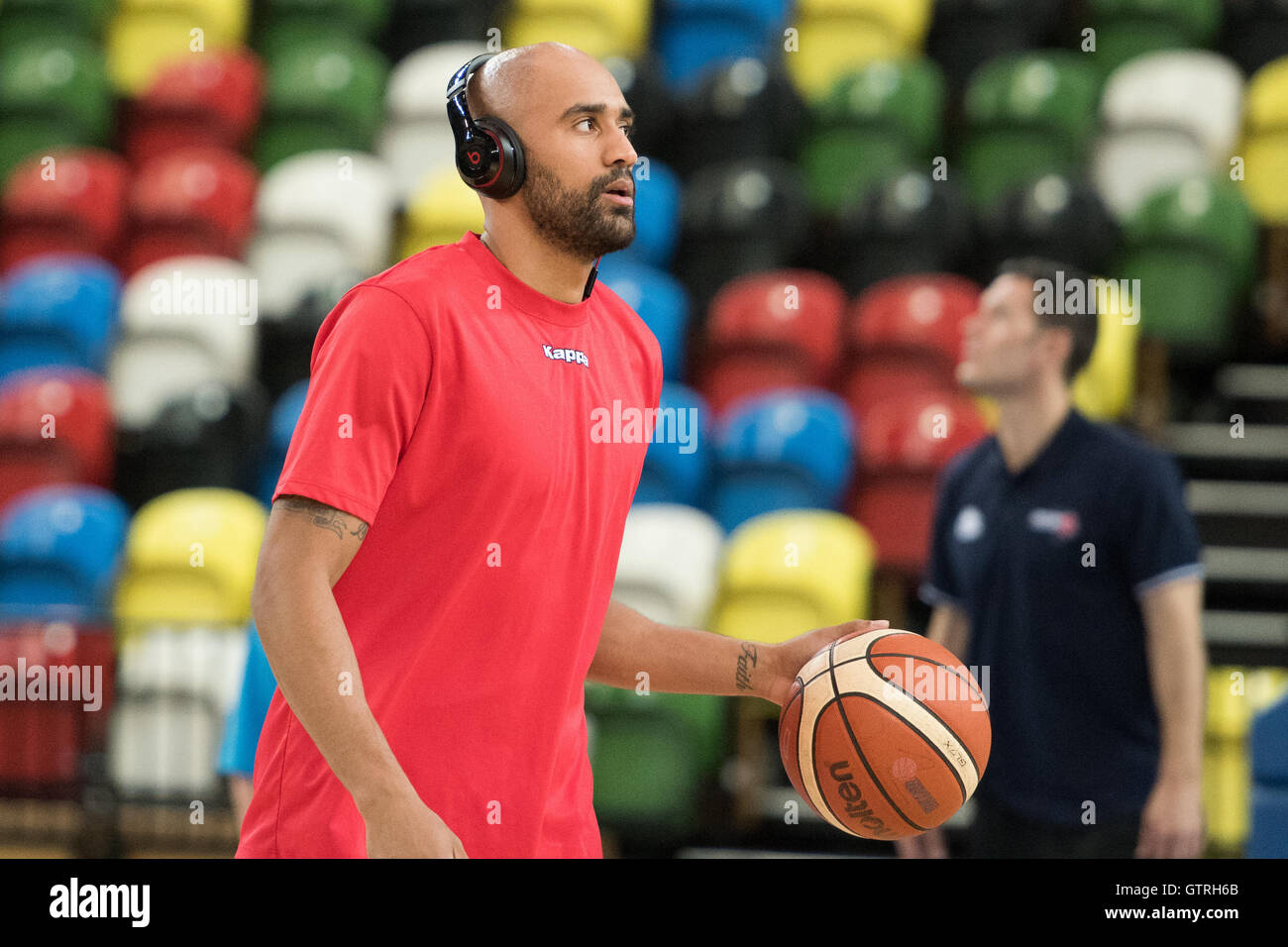 London, UK, 10. September 2016. GB-Männer gegen Ungarn. GB Männer Teddy Okereafor Aufwärmen vor dem Spiel.  © Pmgimaging/Alamy Live-Nachrichten Stockfoto