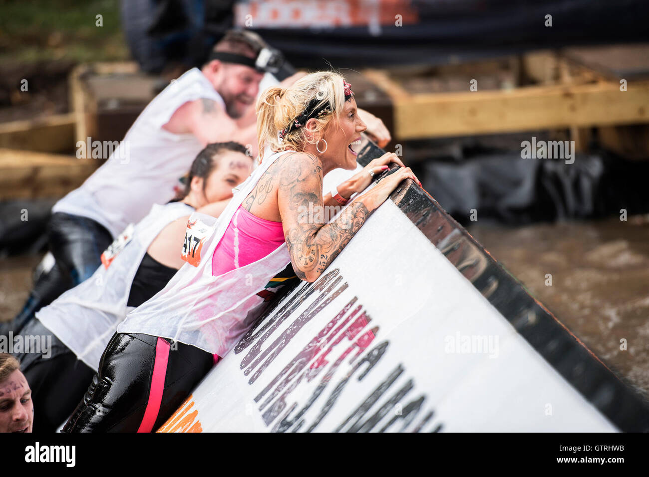 Cheshire, UK 10. September 2016.  Tätowierten Dame Kämpfe auf The Block Ness Monster bei Tough Mudder North West 2016 10/09/2016 Credit: Gary Mather/Alamy Live News Stockfoto