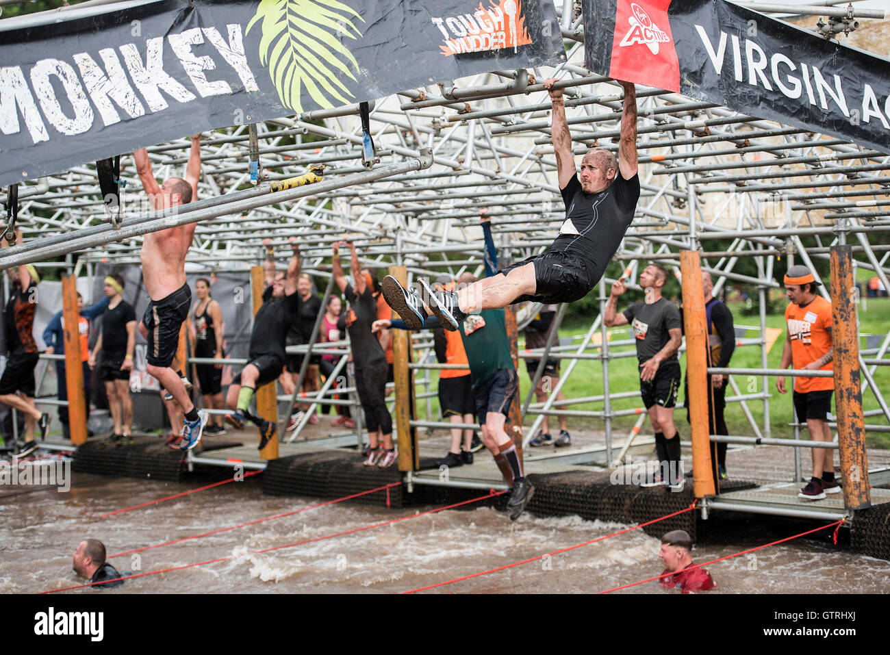 Cheshire, UK 10. September 2016. Konkurrent im vollen Swin funky Monkey bei Tough Mudder North West 2016 10/09/2016 Credit: Gary Mather/Alamy Live News Stockfoto