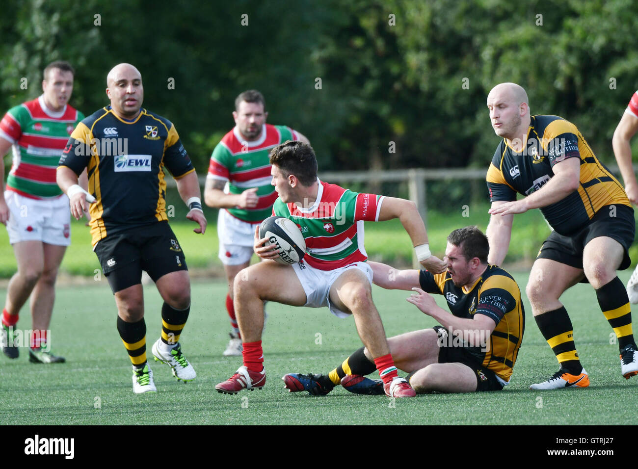 Stockport UK 10. September 2016 Aktion aus dem Spiel zwischen Burnage (in schwarz und gelb) und Warrington (in rot-grün und weiß) in Liga 1 Nordwest, die Burnage 20-16 gewann. Stockfoto