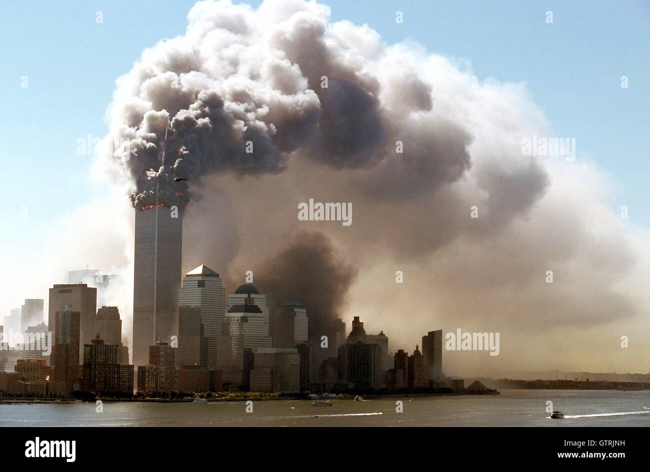 New York, Deutschland. 11. September, 2001. (Dpa) - Wolken von Rauch Aufstieg aus den brennenden oberen Etagen des World Trade Center in New York, 11.9.2001. Die Zwillingstürme des WTC eingestürzt nach dem Selbstmord-Anschläge von islamistischen Terroristen entführten Flugzeuge, Tausende Opfer unter den Trümmern begraben. | Nutzung weltweit © Dpa/Alamy Live-Nachrichten Stockfoto