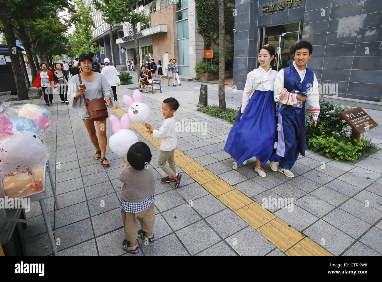 Seoul, Südkorea. 11. September 2016. Halten Sie Kinder Baumwolle Kandis in der Form eines Hasen. © Min Won-Ki/ZUMA Draht/Alamy Live-Nachrichten Stockfoto