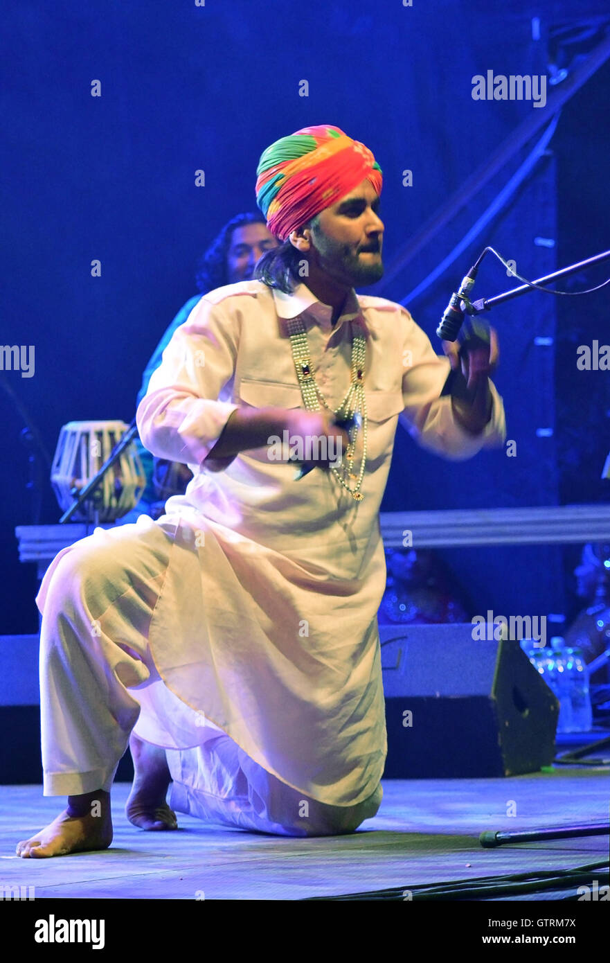 Bukarest, Rumänien. 10. September 2016.  Ein Tänzer aus dem Bollywood-Masala-Orchester führt auf der Bühne auf dem Balkanik Festival in Gradina Uranus. Bildnachweis: Douglas MacKenzie/Alamy Live-Nachrichten Stockfoto