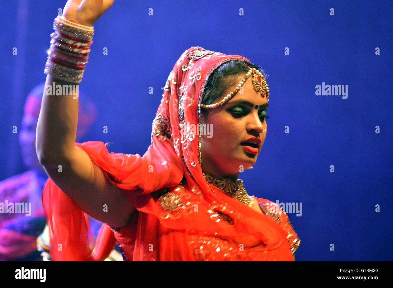 Bukarest, Rumänien. 10. September 2016.  Eine Tänzerin aus dem Bollywood-Masala-Orchester führt auf der Bühne auf dem Balkanik Festival in Gradina Uranus. Bildnachweis: Douglas MacKenzie/Alamy Live-Nachrichten Stockfoto