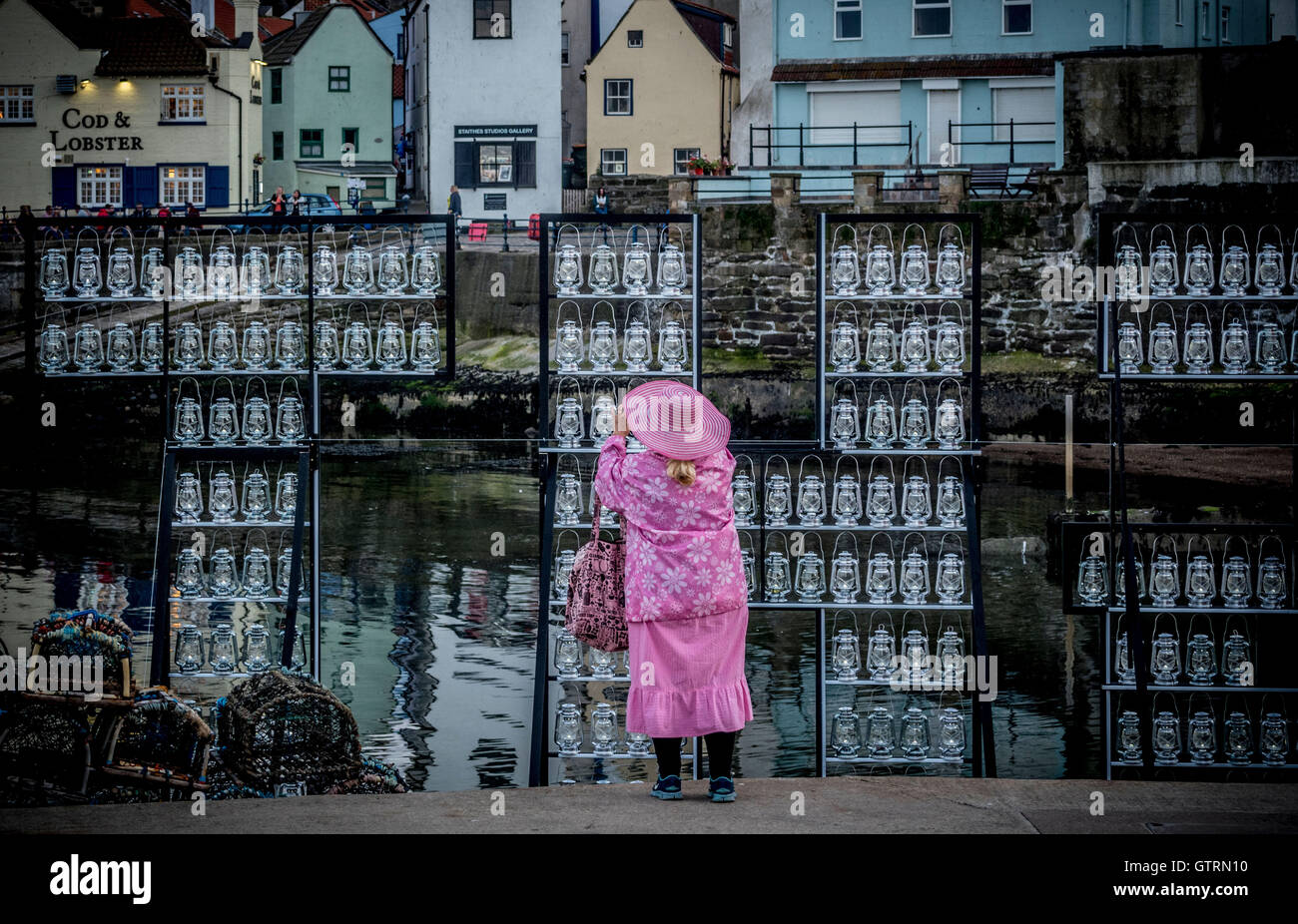 Staithes, UK. 10. September 2016. Nach dunklen Künstlers Mick Stephenson Licht ist Montage von Laternen, gemacht von einem Besucher fotografiert.  Die Staithes Festival der Kunst und Kulturerbe bietet eine Verkaufsausstellung von Kunstwerken über das Wochenende in temporäre Galerien in Hütten, Häuser und Plätze im ganzen Dorf. Foto Bailey-Cooper Fotografie/Alamy Live-Nachrichten. Stockfoto